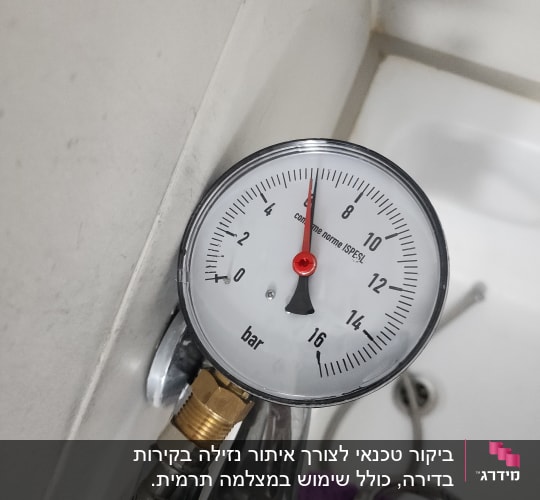מד לחץ מים עם מחוגה אדומה
